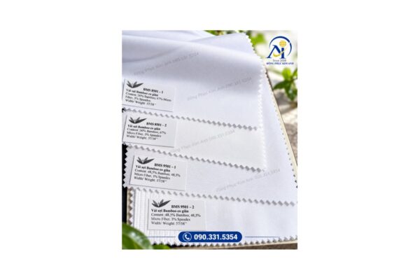 Mẫu vải sơ mi sáng màu để kiểm tra độ xuyên thấu trước khi may